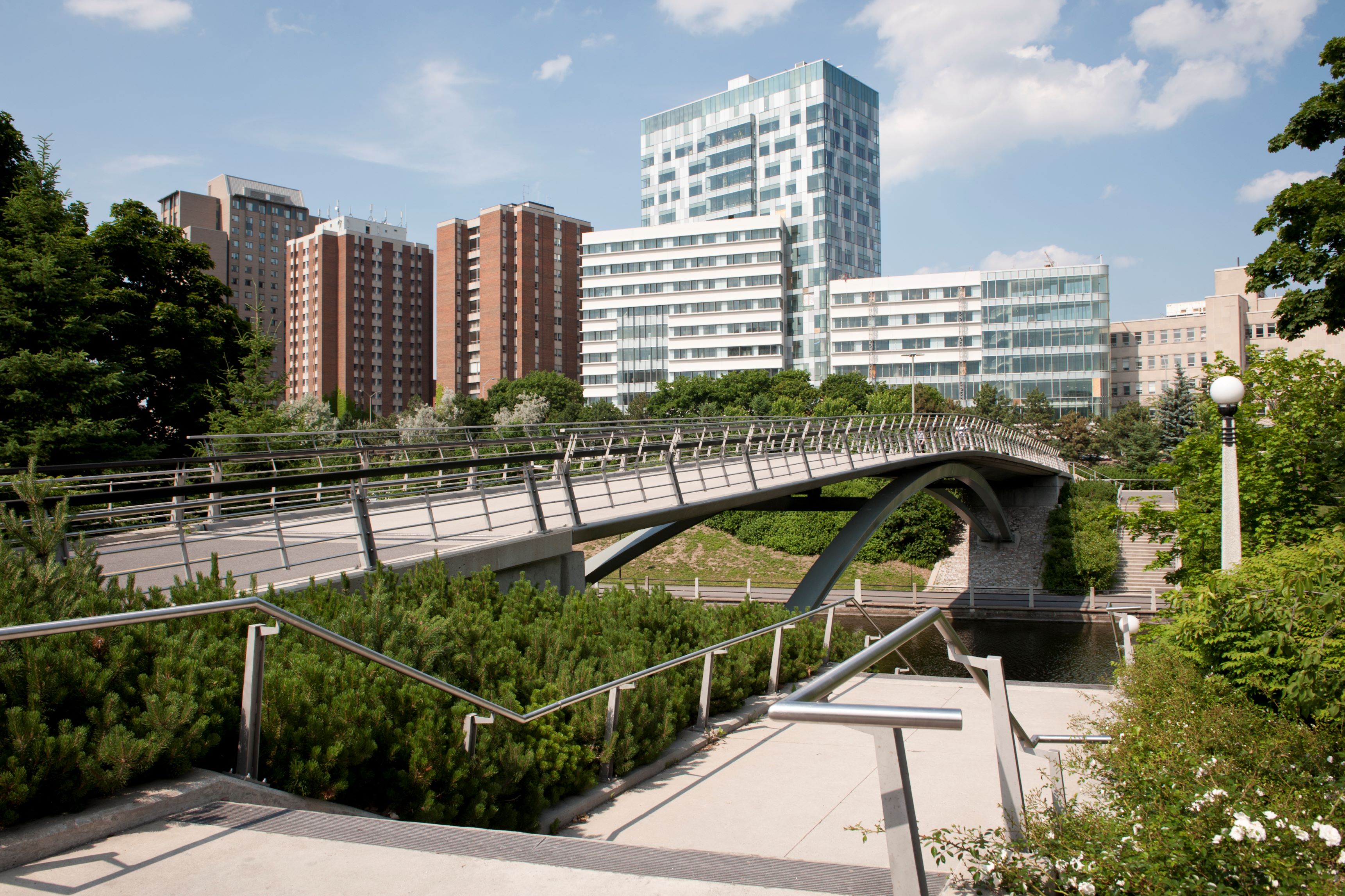 Bâtiment de la Faculté des sciences sociales vu de l'autre côté de la passerelle piétonne Somerset