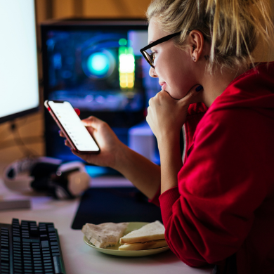 Étudiante à la maîtrise regardant son smartphone