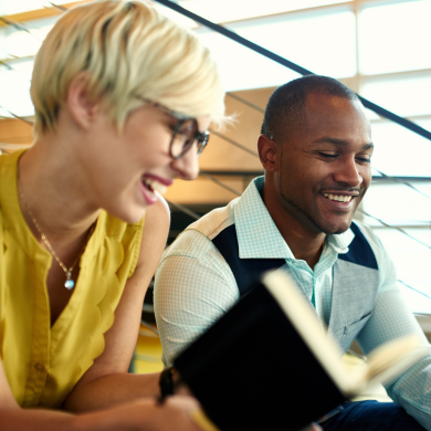 Deux doctorants souriants