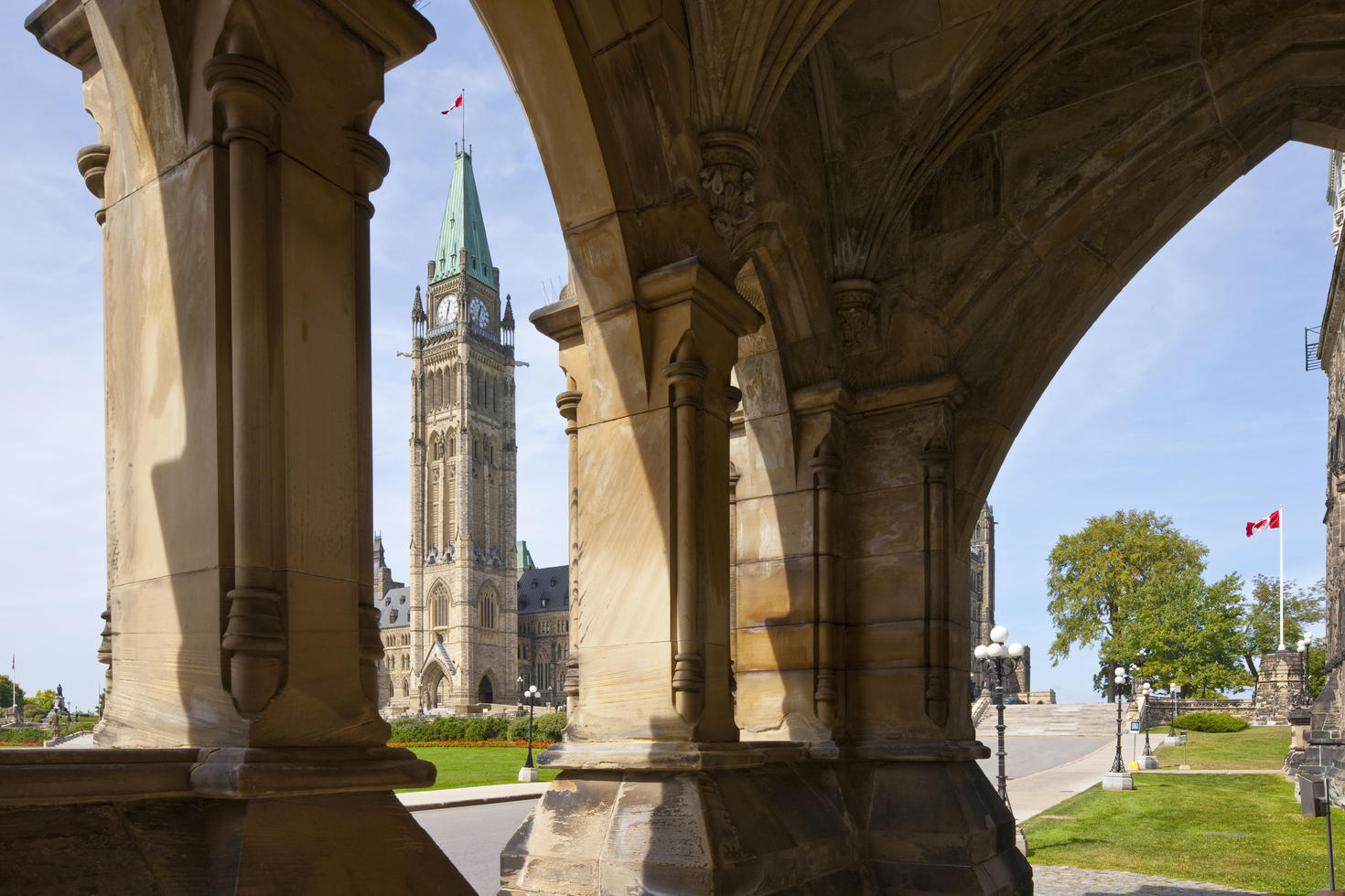 Le Parlement canadien vu entre des arches.