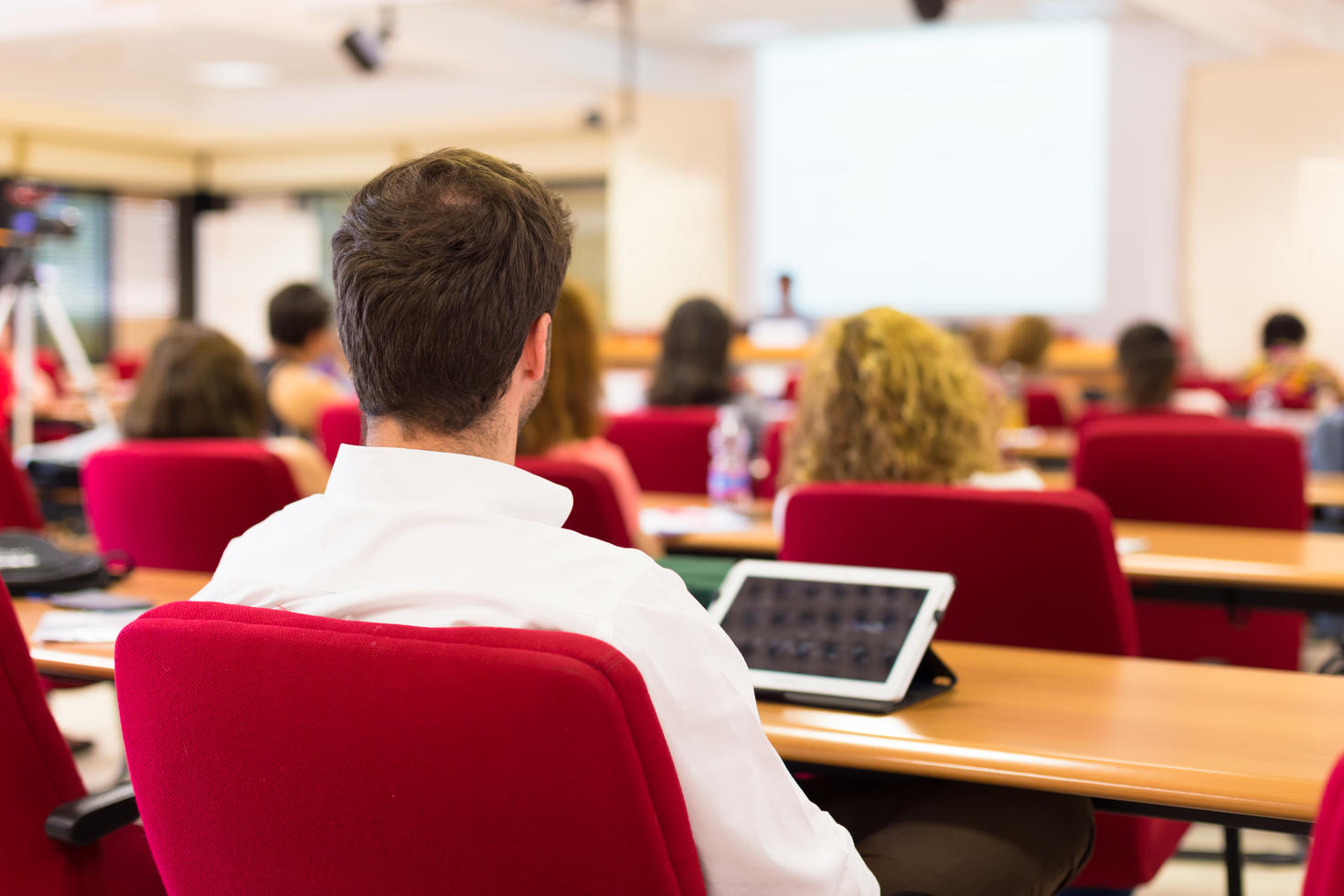 Salle de classe remplie d'étudiants diplômés