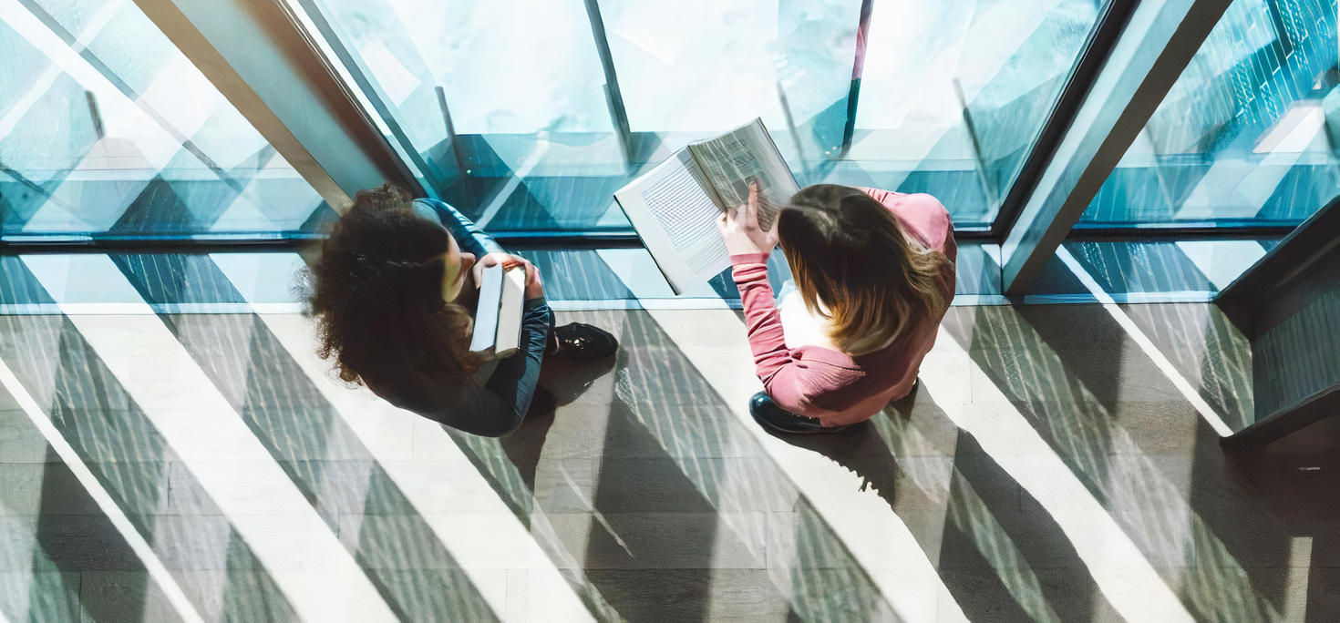 étudiants prenant des notes dans le couloir du Pavillon des Sciences sociales