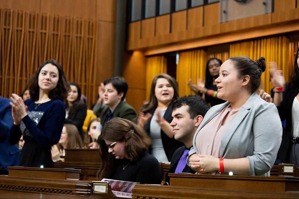 Étudiante fait un discours dans la Chambre des communes