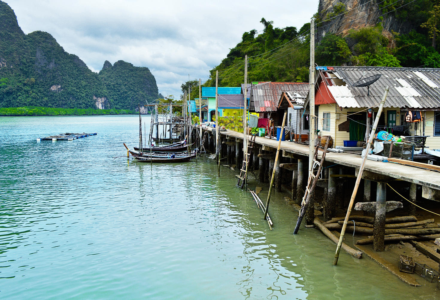 Des cabanes au bord de l'eau.