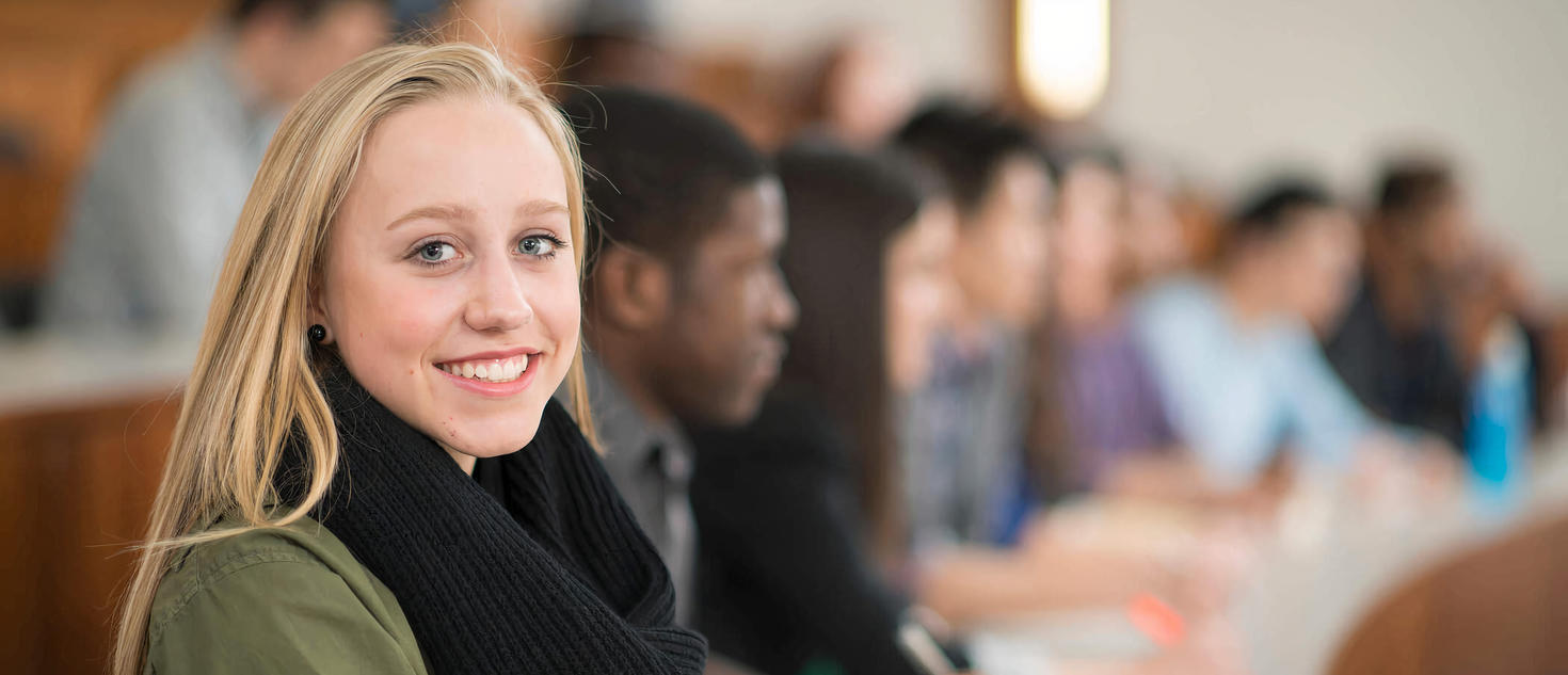 Un élève souriant en classe