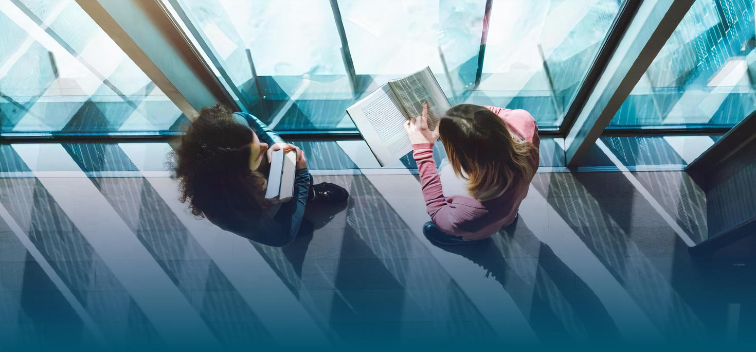 vue d'ensemble d'étudiants en train de discuter