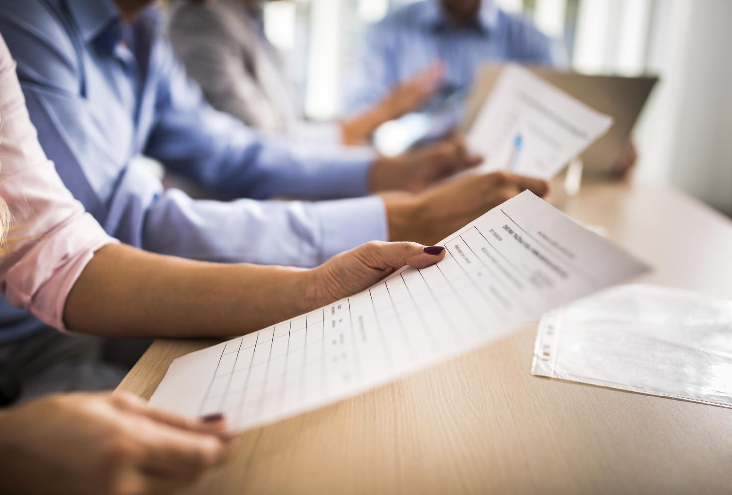 Personnes détenant et examinant des documents