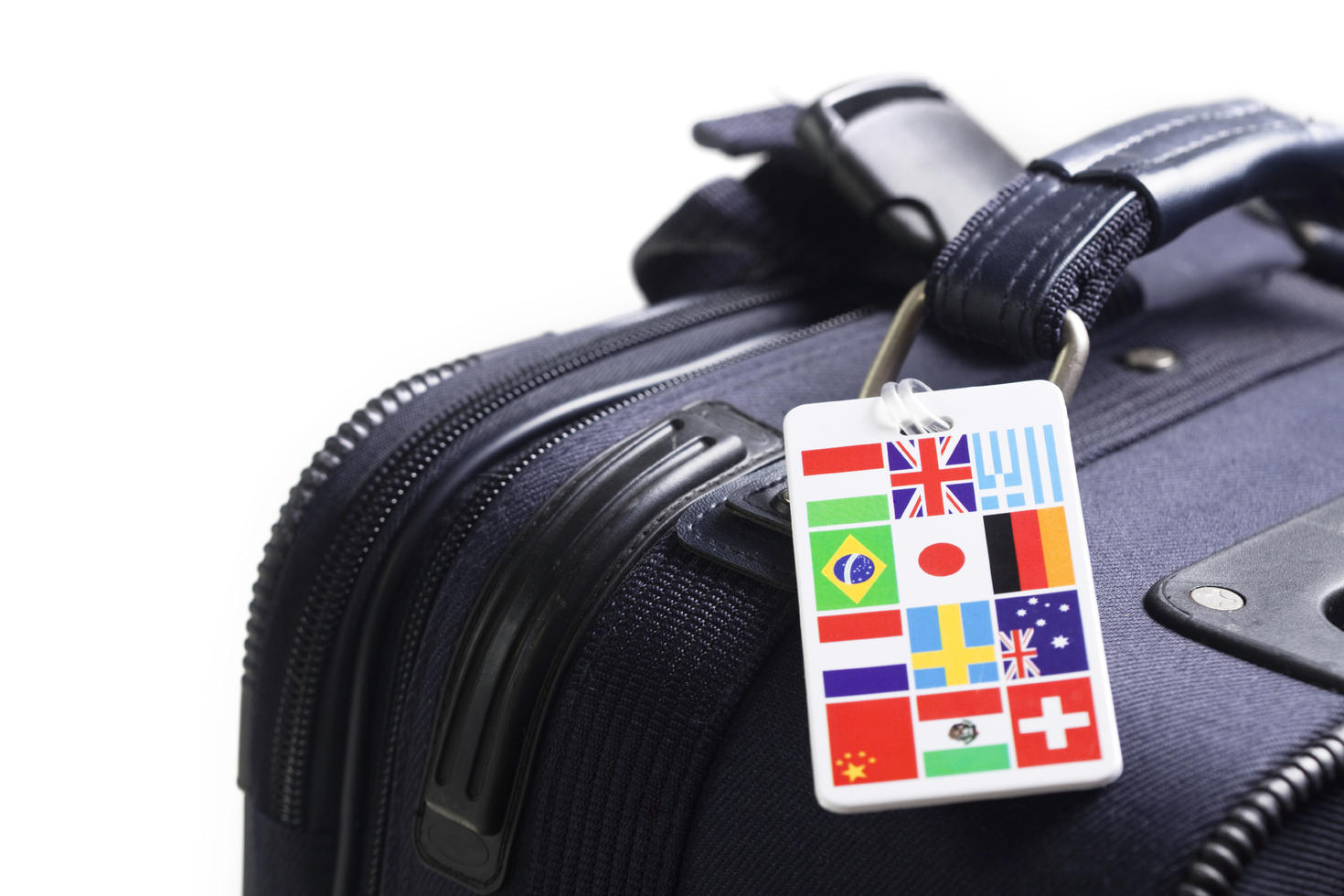 Valise avec l'emphase sur une attache contenant divers drapeaux.