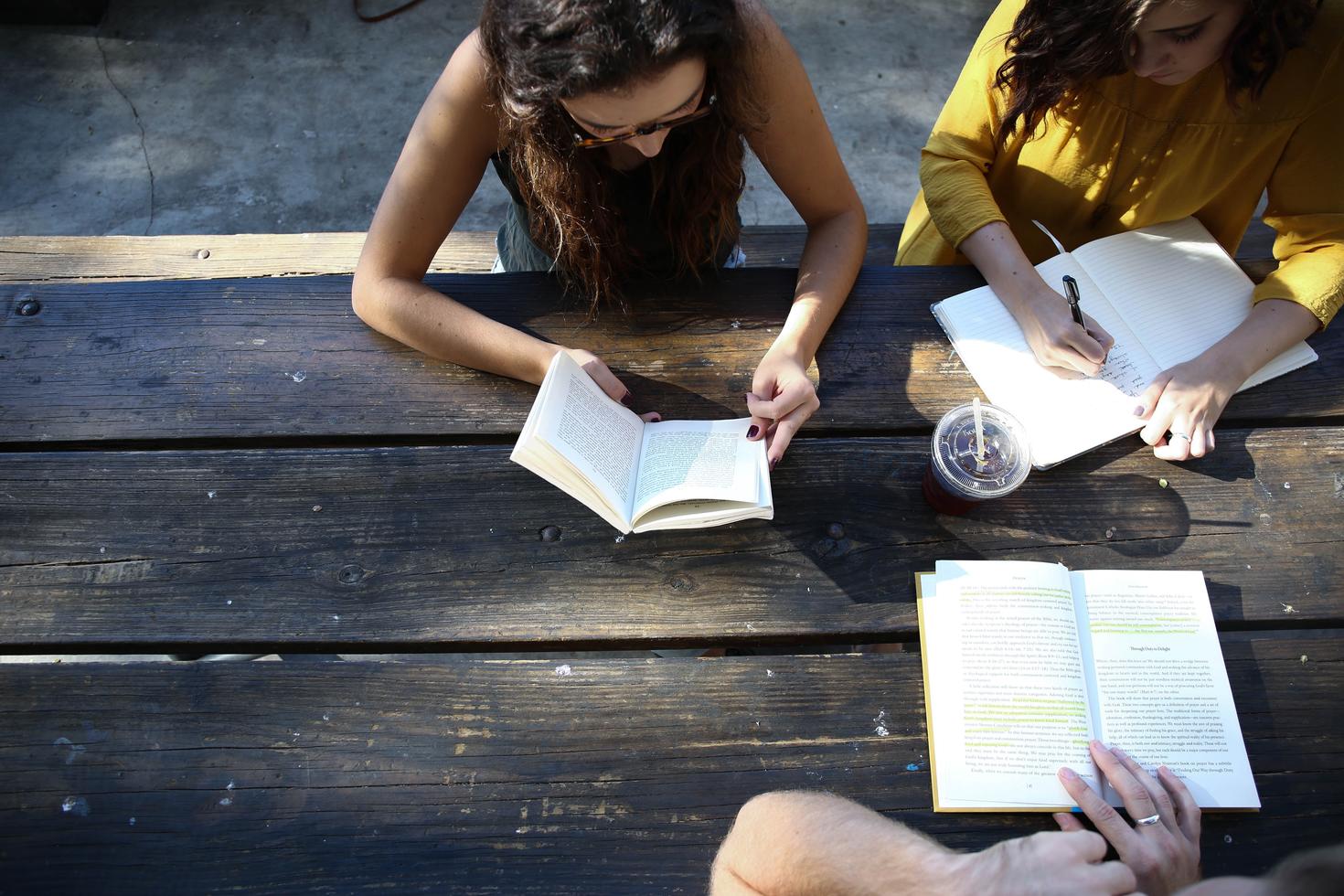 Des étudiants qui étudient à une table de pique-nique