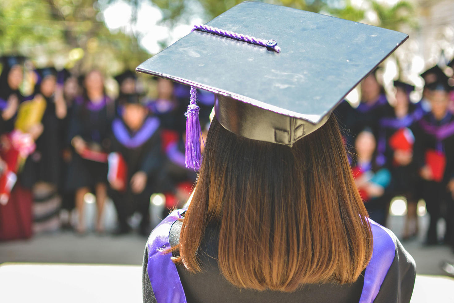 étudiant en chapeau et toge de dos