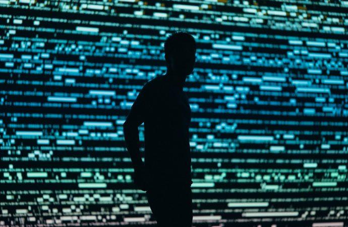 Ombre d'une personne devant un très grand écran numérique