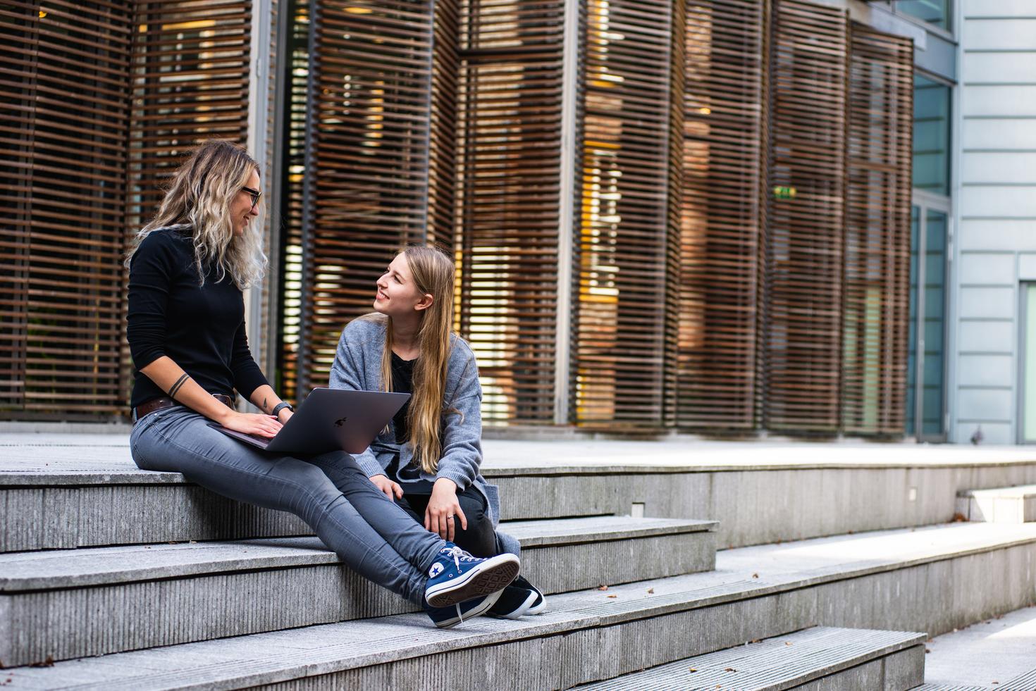 Des étudiants assis sur des marches
