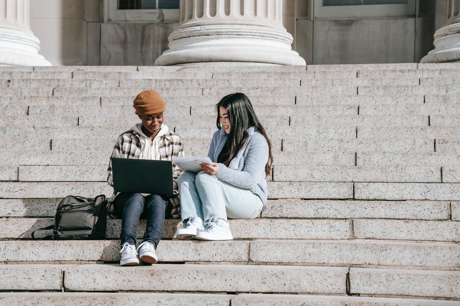 Des étudiants assis sur des marches