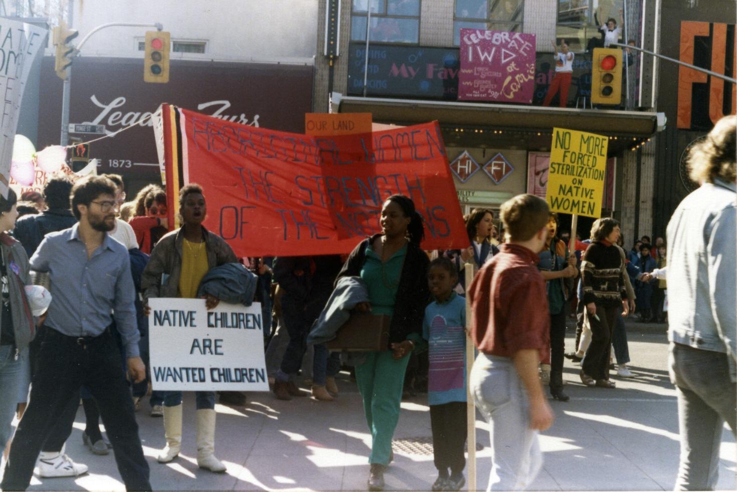 Image: Journée internationale des femmes, Toronto. 1987. Collection des ACMF ©Archives et collections spéciales.
