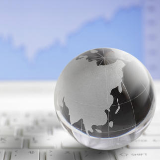 Globe terrestre sur un clavier  