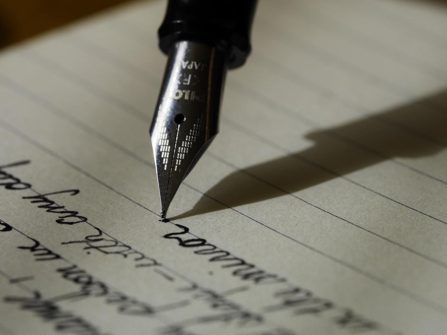 écriture au stylo-plume