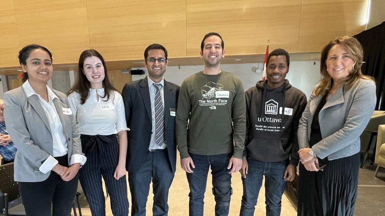 Étudiants en économie de l'Université d'Ottawa avec Carolyn Rogers, la première sous-gouverneure de la Banque du Canada