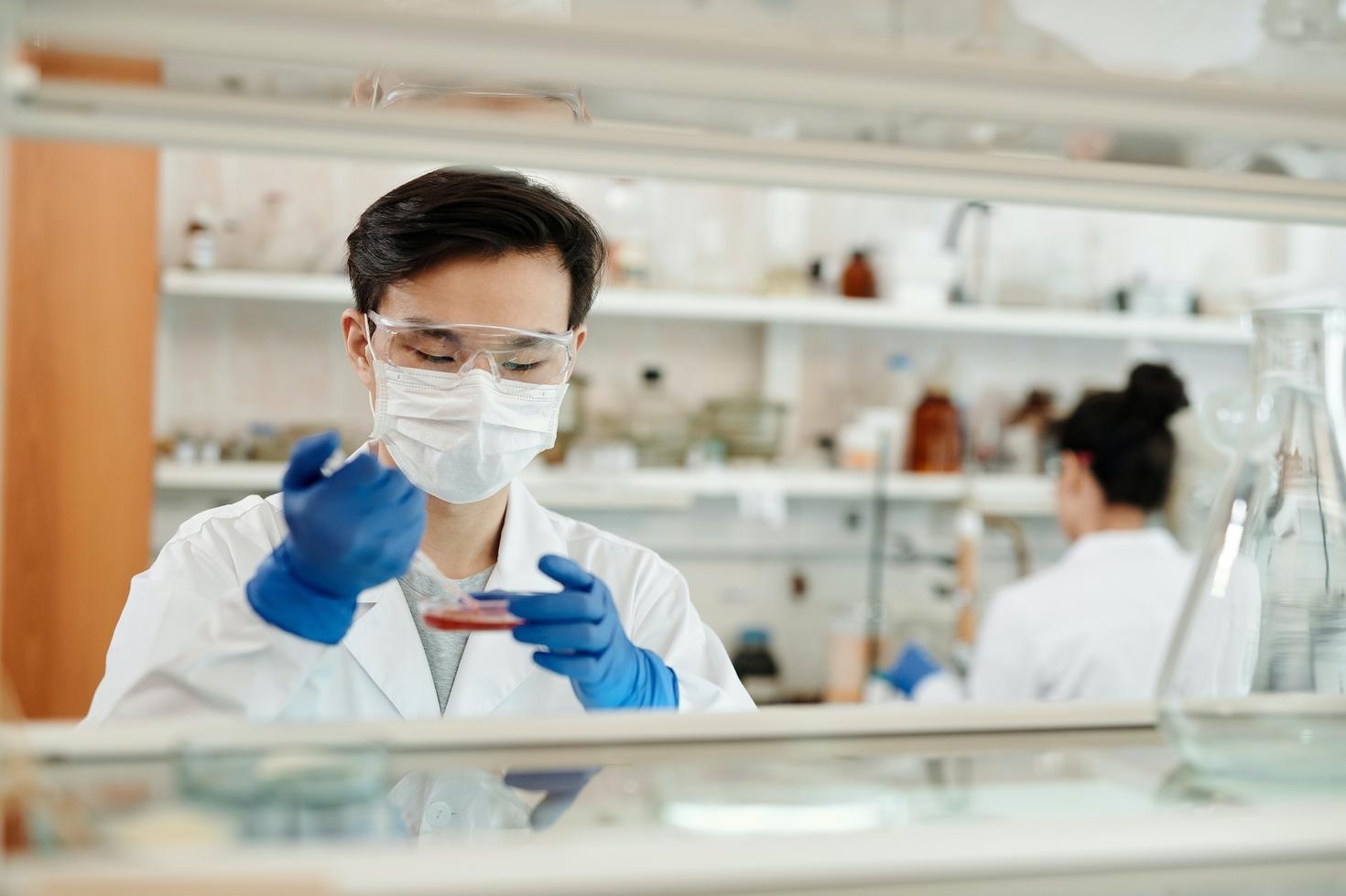 chercheur en laboratoire