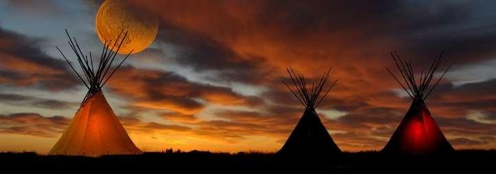 Trois tipis au coucher du soleil