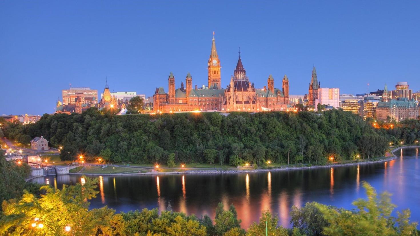 Bâtiments du Parlement du Canada illuminés la nuit, vus depuis le parc de Major Hill