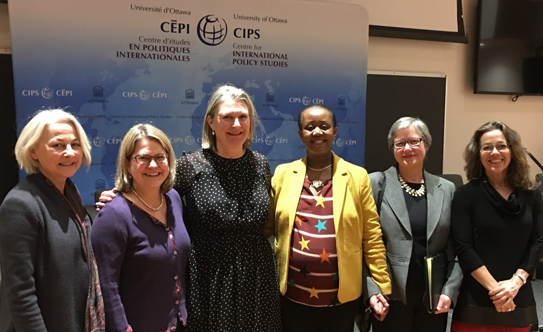Groupe de six femmes posant devant une banière de CIPS-CÉPI 