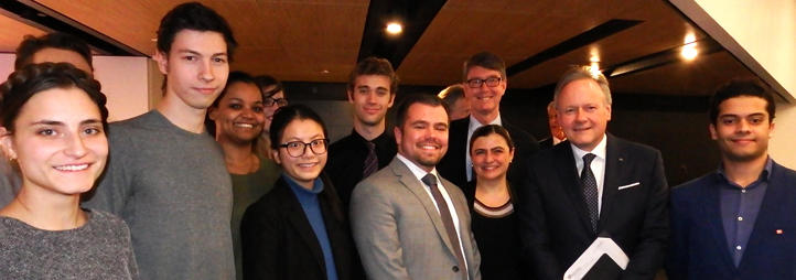 L'équipe étudiante du Défi du gouverneur de l'Université d'Ottawa rencontre le gouverneur Poloz et le sous-gouverneur Lane