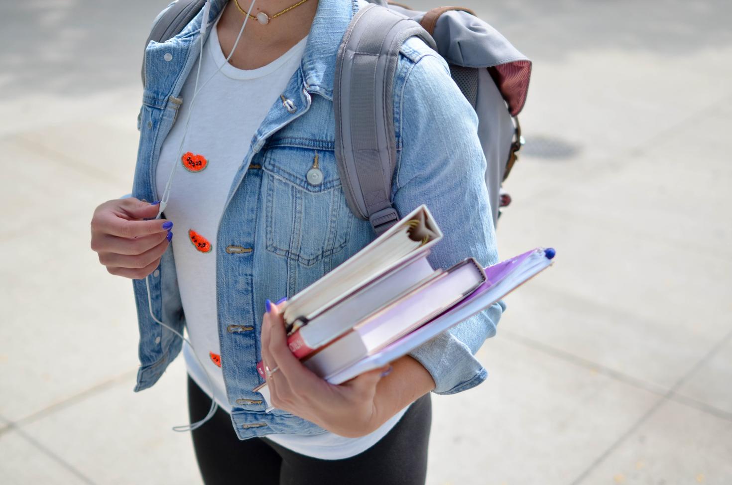 Étudiante avec des livres
