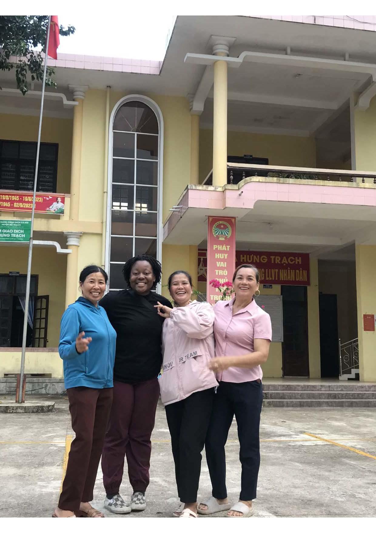Groupe de 4 personnes devant un bâtiment vietnamien