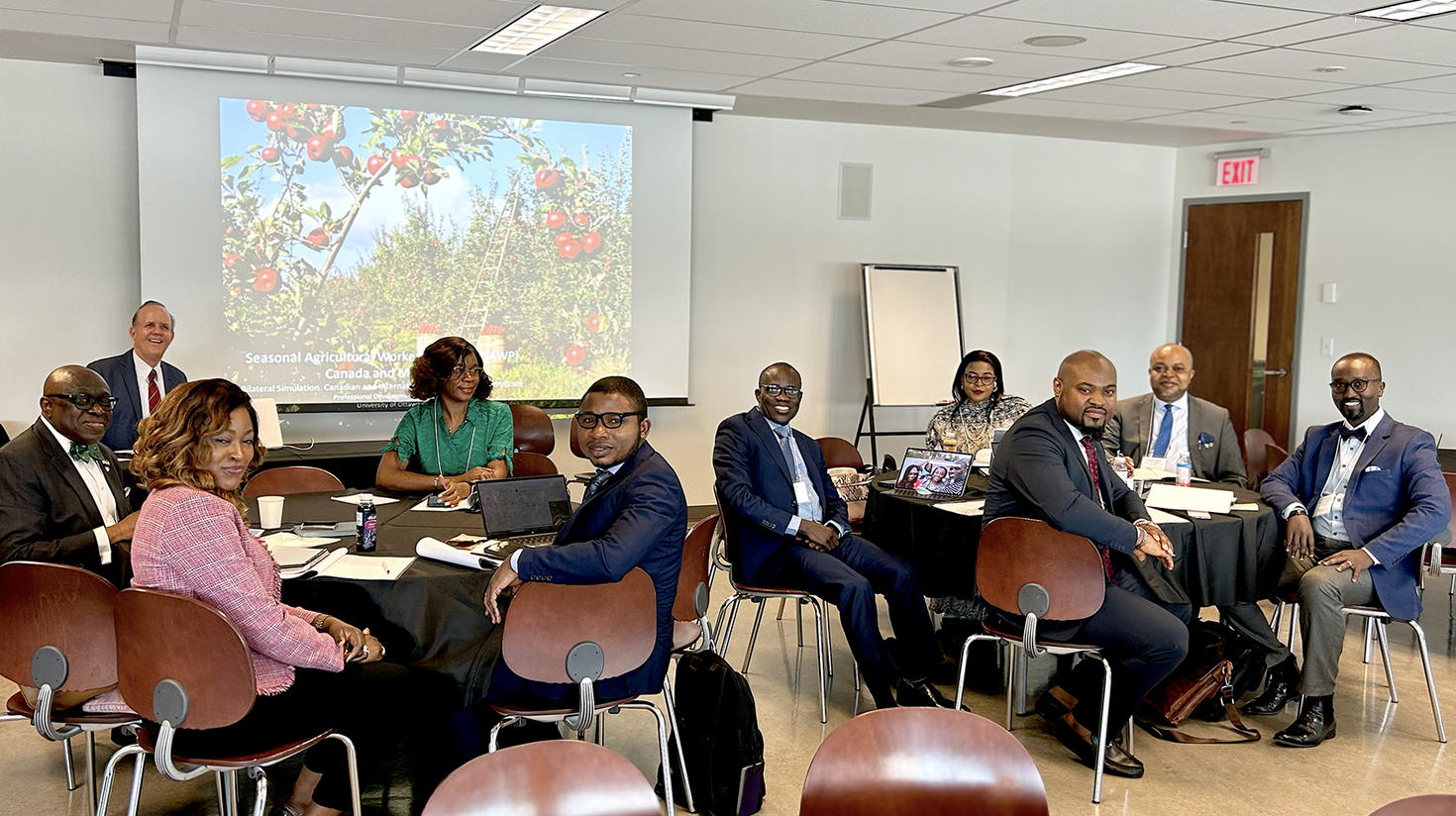 Groupe de professeurs lors d'une réunion sur le nouveau programme d'affaires canadiennes et internationales