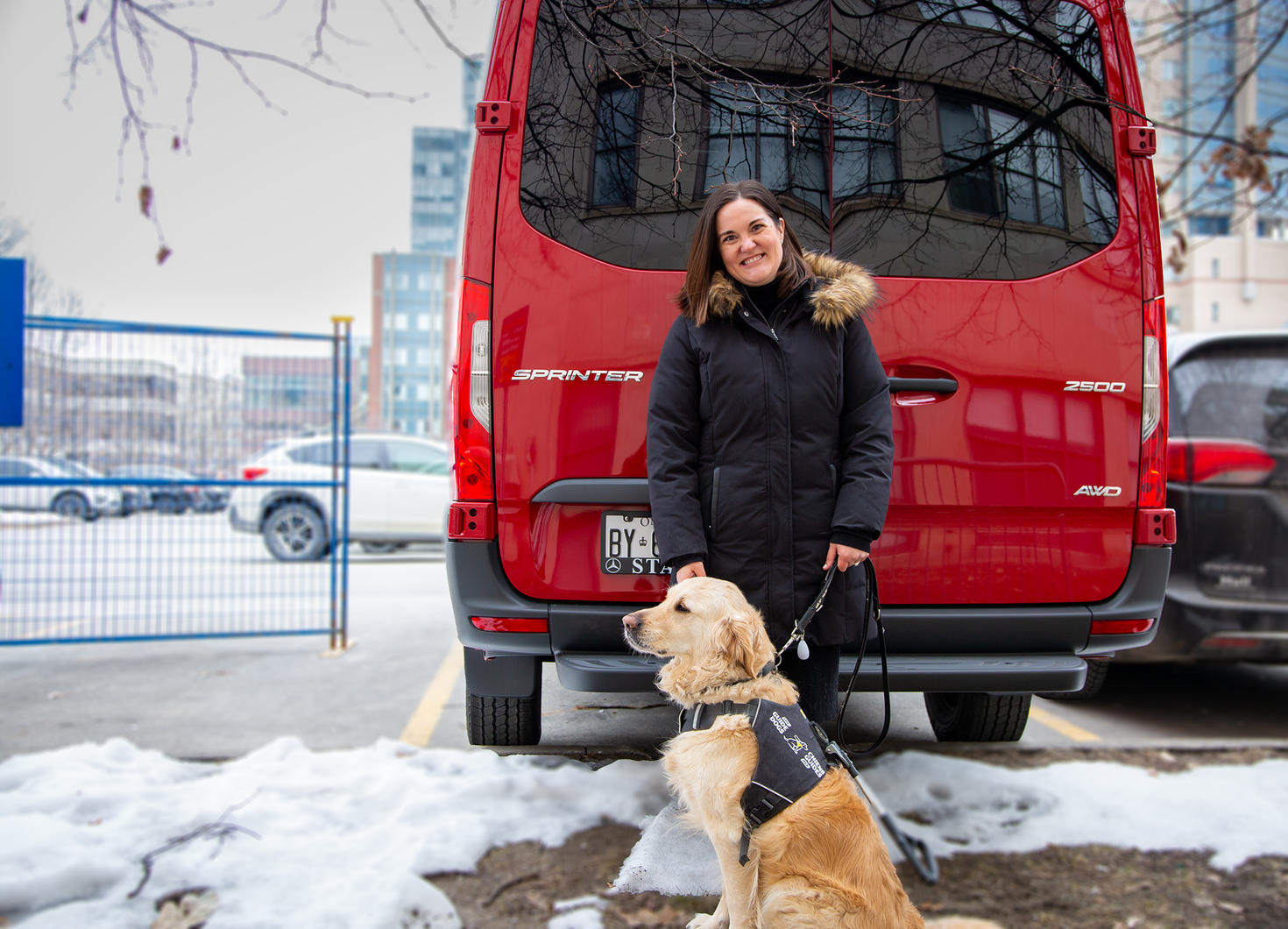 Erin Maloney à côté du fourgon Sprinter, qui servira de laboratoire de recherche mobile.