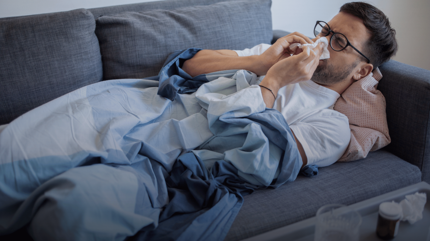 homme malade sur le canapé