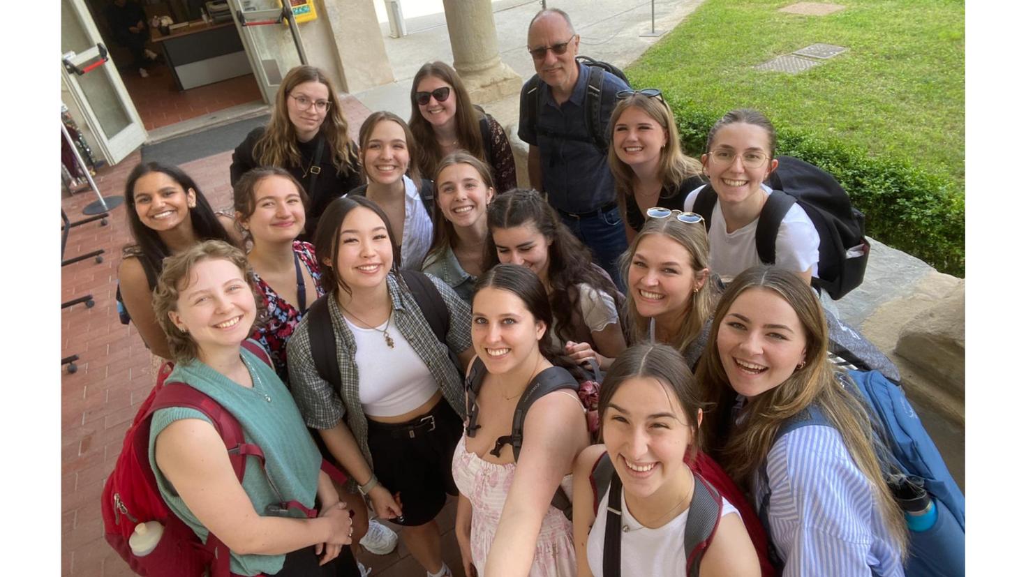 groupe d'étudiantes en psychologie avec le professeur Giorgio A. Tasca
