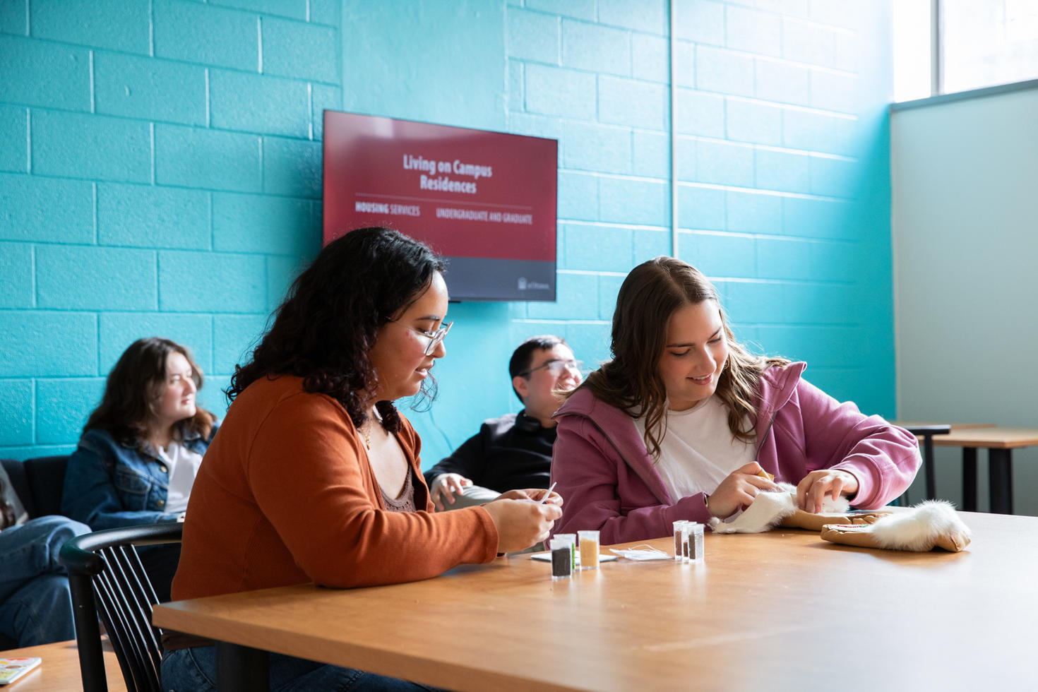 Des étudiants assis à une table en résidence