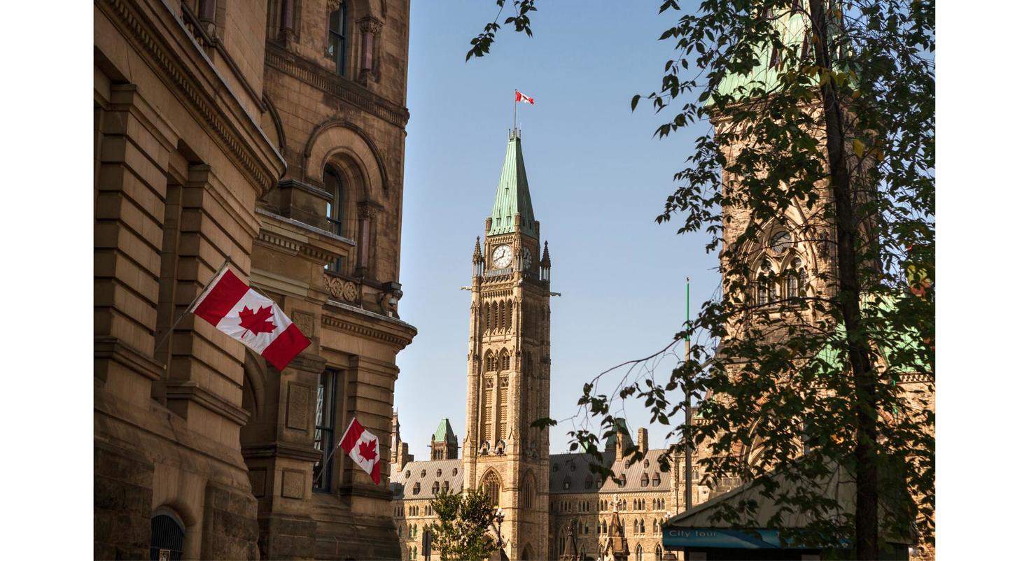 parlement avec des drapeaux canadiens