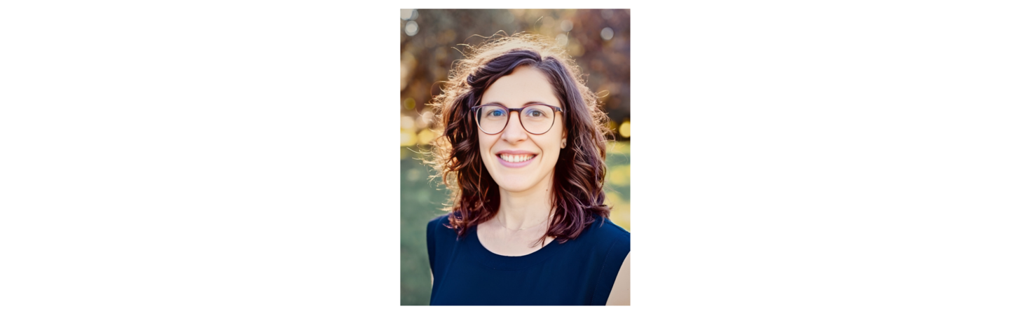 Une femme souriante avec des lunettes et un haut noir.