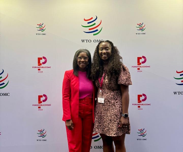 Nadia Théodore (à gauche), chef de la Mission permanente du Canada à Genève, ambassadrice et représentante permanente auprès de l’OMC, CNUCED, ITC et l’OMPI et Angelica Kalubiaka (à droite), étudiante à l’Université d’Ottawa au Forum public de l’Organisation mondiale du commerce.
