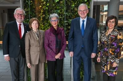 Peter Harder, Huguette Labelle, Nurjehan Mawani, Jacques Frémont et Gisèle Yasmeen.