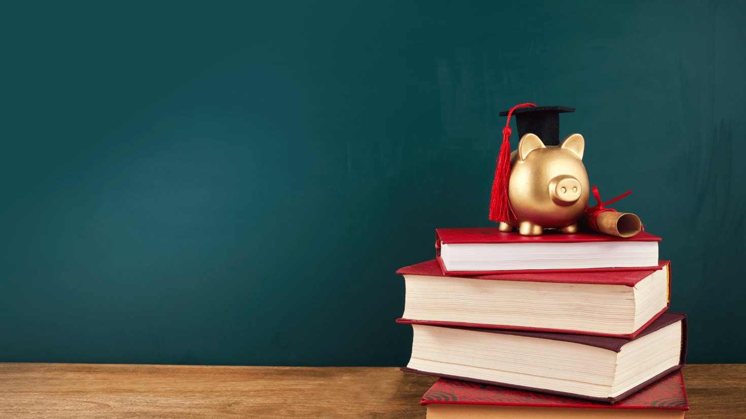 Une tirelire dorée en forme de cochon, coiffée d'un chapeau de diplômé avec une frange rouge, est posée sur une pile de livres rouges, symbolisant l'éducation et les économies pour les études. Un rouleau de diplôme attaché avec un ruban rouge est également placé à côté des livres.