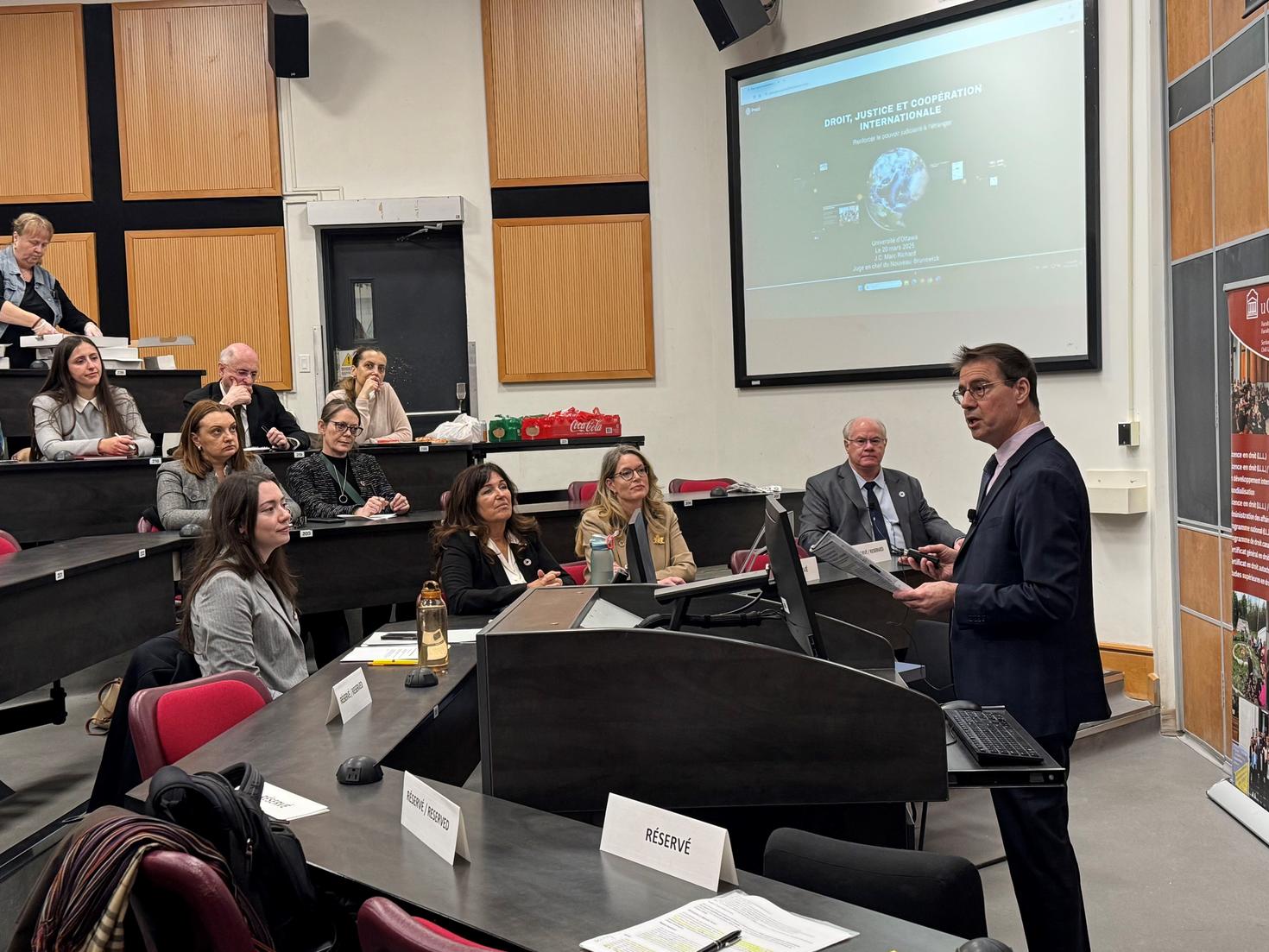 Stephen Baranyi s'adressant aux panélistes et aux étudiants présents à la conférence