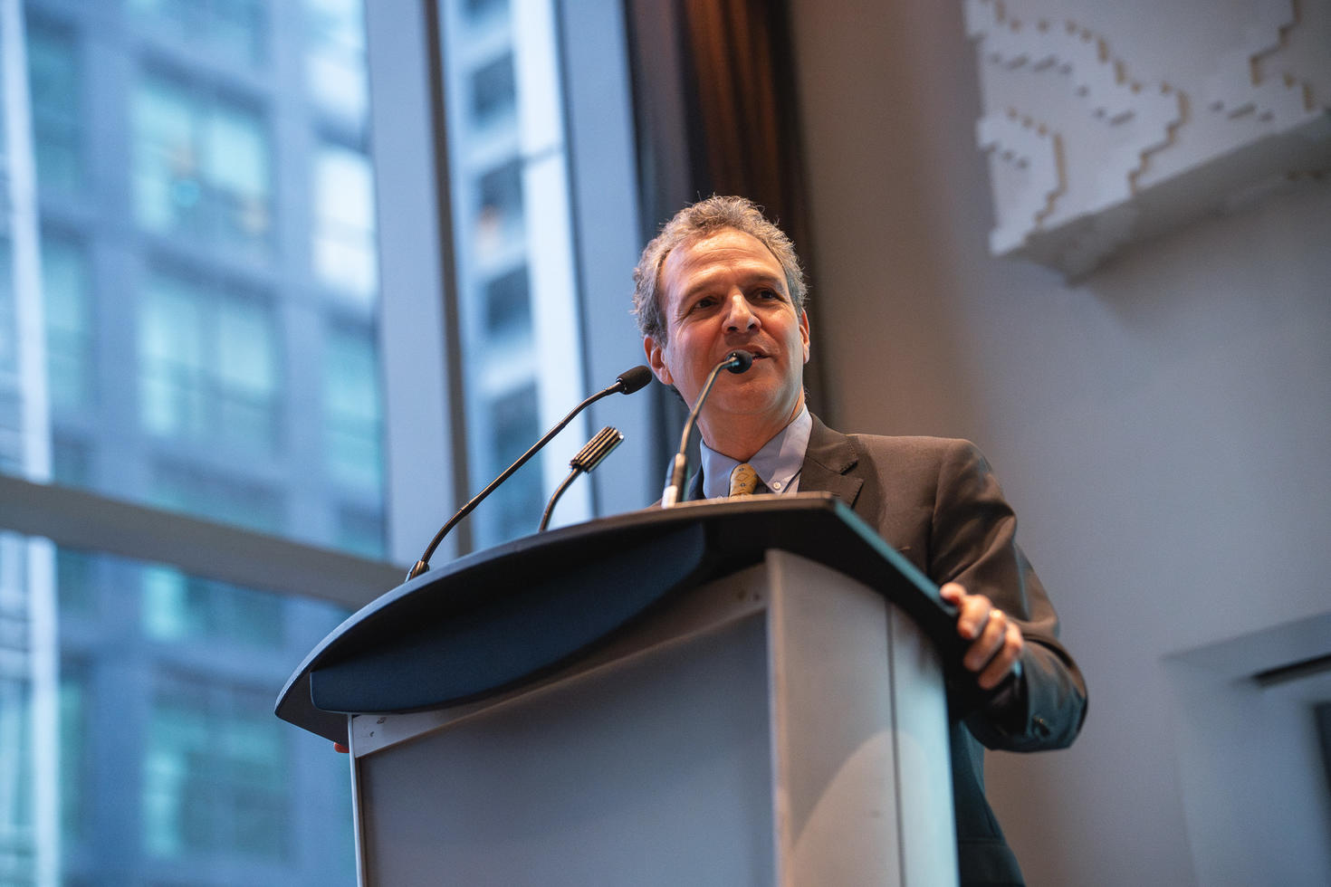 Roland Paris s’adresse à la communauté diplômée de l’Université d’Ottawa à Toronto.