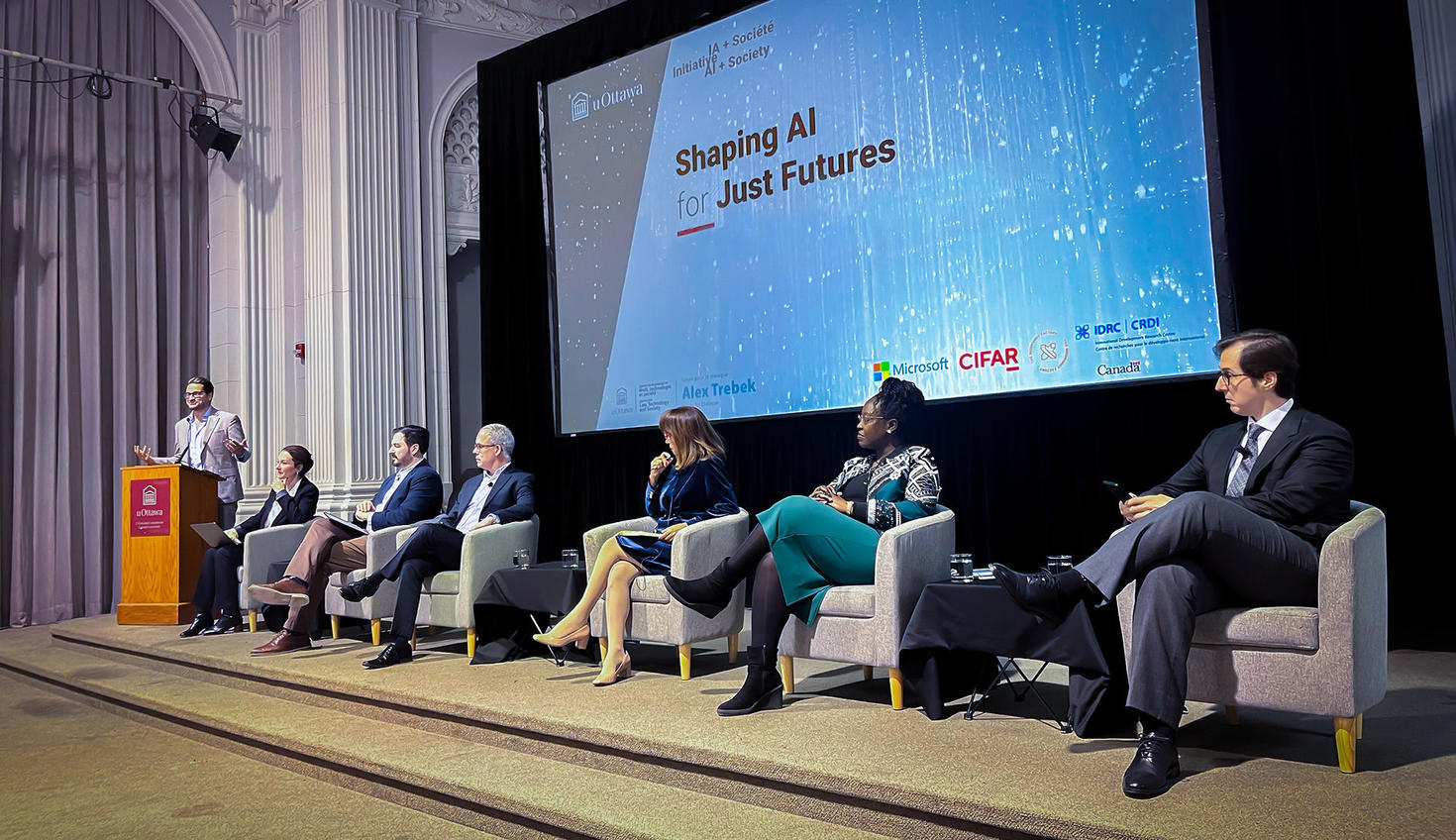 Panélistes sur scène lors de la conférence Shaping AI for Just Futures.