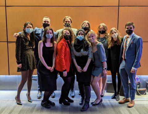 Groupe de stagiaires portant un masque lors d'un événement