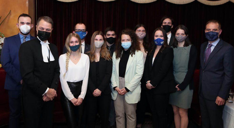 Groupe de stagiaires portant un masque lors d'un événement