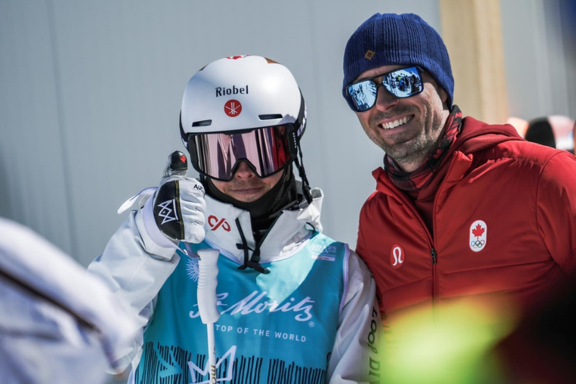 Jean François et le skieur acrobatique Mikaël Kingsbury lors d’un événement récent. (Photo : Fédération internationale de ski et de snowboard)