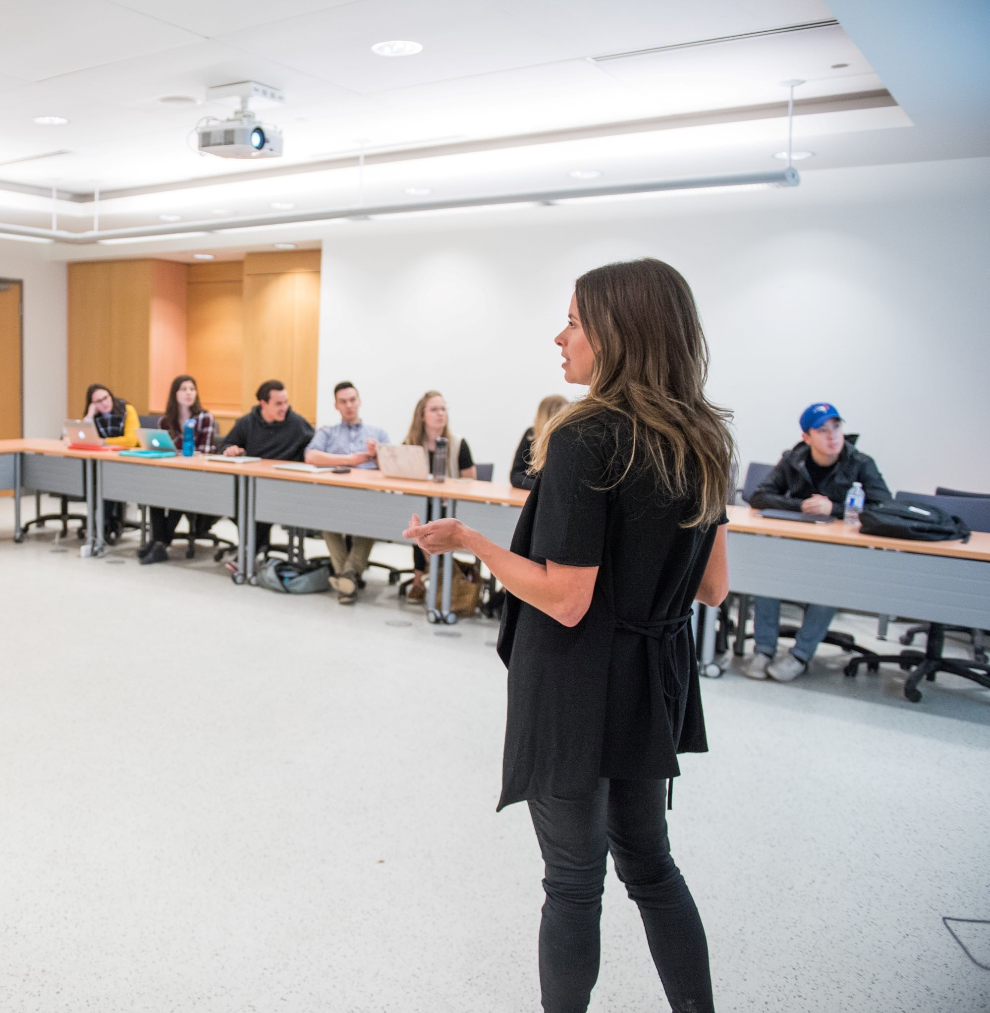 une professeure interagissant avec ses étudiants