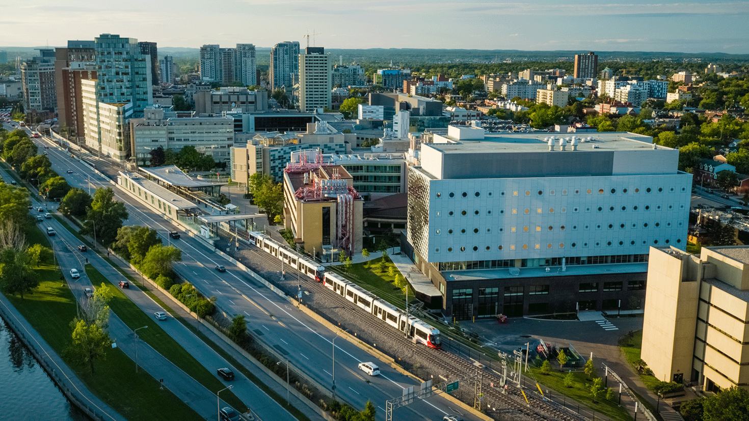Photo aérienne du campus, avec le complexe STEM au centre.