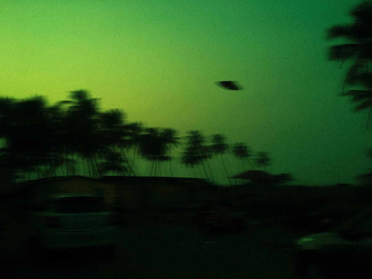 OVNI sur fond de ciel vert