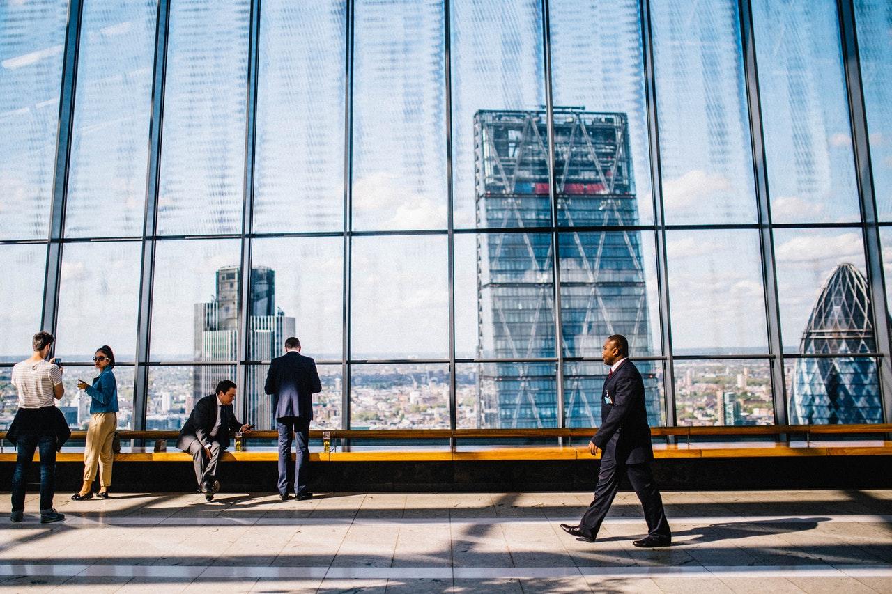Des gens dans un contexte financier