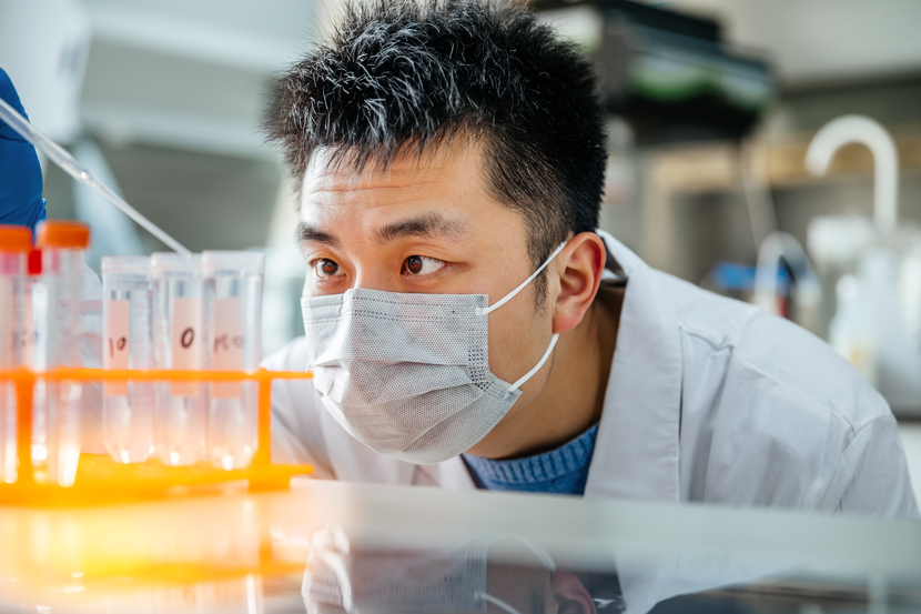 Homme scientifique travaillant en laboratoire