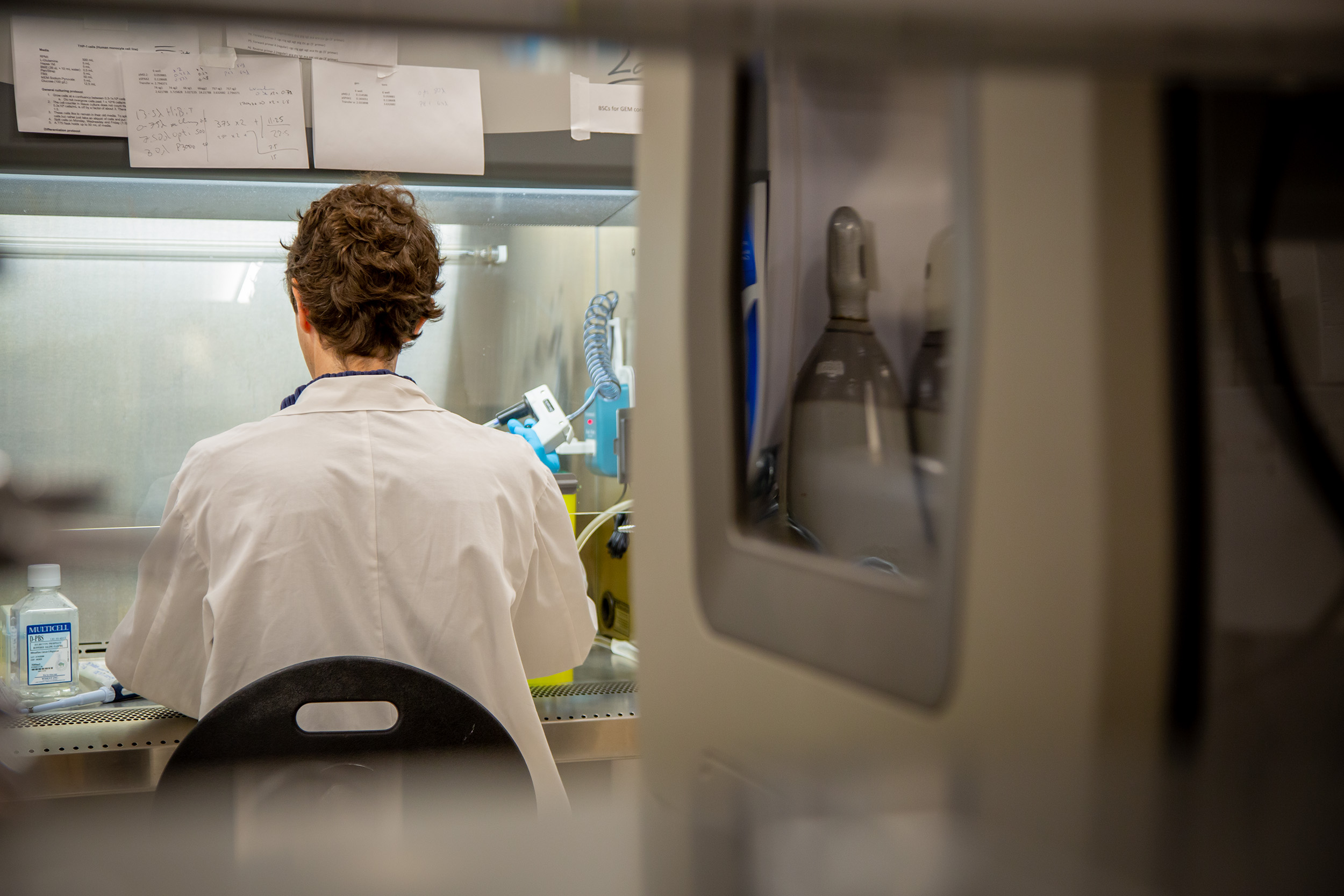 Une chercheuse dans le laboratoire.